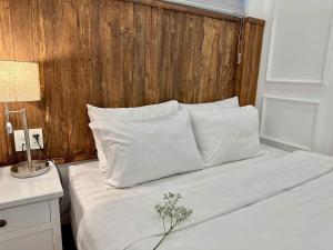 Postel nebo postele na pokoji v ubytování Moc Nha Minh Hotel Da Lat