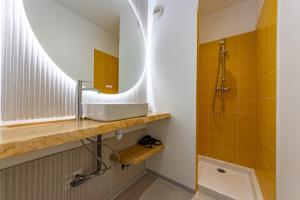 a bathroom with a sink and a mirror at Le Contemporain - Charme et élégance in Montauban