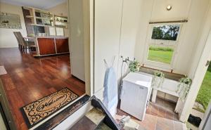 un soggiorno con un tavolo e una finestra di King Bed, Walk To Beenleigh Village & Marketplace Bedroom2 a Beenleigh Altre 13 foto