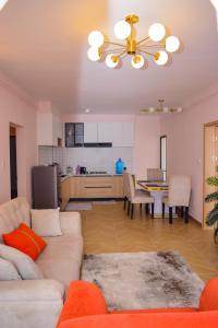 een woonkamer met een bank en een tafel bij Luxe Homes by cassie in Nairobi
