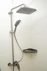 een douchekop op een paal in een badkamer bij Luxe Homes by cassie in Nairobi