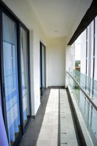 een lege gang in een gebouw met ramen bij Luxe Homes by cassie in Nairobi