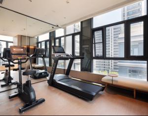 un gimnasio con varios equipos de ejercicio en un edificio en Ji Hotel Shanghai Caolu China Merchants Garden City, en Shanghái