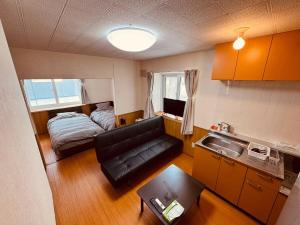 札幌Choyo101的带沙发和床的客厅