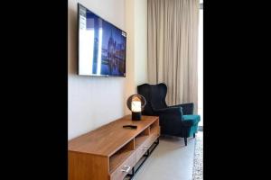 Μια τηλεόραση ή/και κέντρο ψυχαγωγίας στο A Luxury 2-br apartment with balcony and pool view, close to mall and beach- high speed Internet and much more! - for families only +1 φωτογραφίες