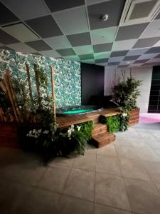 Biliár nebo kulečník v ubytování Logis Hôtel Victor Hugo & Spa
