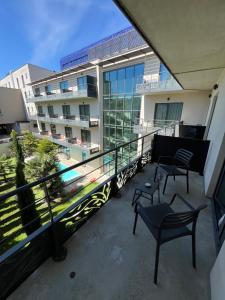 Bazén v ubytování Logis Hôtel Victor Hugo & Spa nebo v jeho okolí
