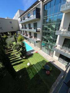 Bazén v ubytování Logis Hôtel Victor Hugo & Spa nebo v jeho okolí