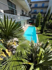 Bazén v ubytování Logis Hôtel Victor Hugo & Spa nebo v jeho okolí