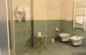 a bathroom with a toilet and a sink at Hotel Ristorante Italia in Certosa di Pavia