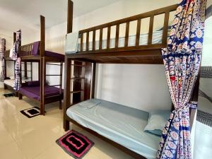 Postel nebo postele na pokoji v ubytování Curly Hostel Negombo