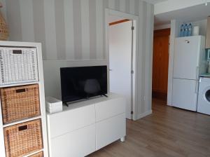 Televízia a/alebo spoločenská miestnosť v ubytovaní Xaloc Solo Familias Serviplaya