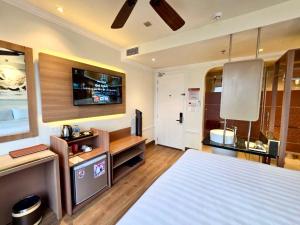 Postel nebo postele na pokoji v ubytování Tulip Hotel 2
