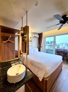 Postel nebo postele na pokoji v ubytování Tulip Hotel 2