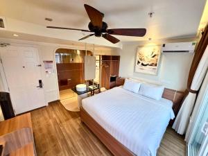 Postel nebo postele na pokoji v ubytování Tulip Hotel 2