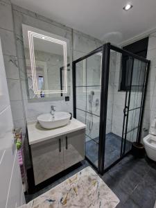 ein Badezimmer mit Waschbecken und Dusche in der Unterkunft Golden Life Family Villa 2 in Dosemealti