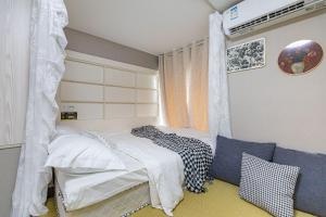 Ein Bett oder Betten in einem Zimmer der Unterkunft Guangzhou City Center Apartment
