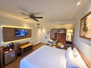 Postel nebo postele na pokoji v ubytování Tulip Hotel 2