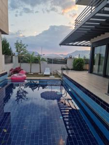 ein Pool in einem Haus mit einem Haus in der Unterkunft Golden Life Family Villa 2 in Dosemealti