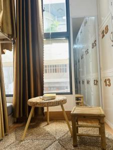 ホーチミン・シティにあるLittle Garden Homestayの窓付きの部屋 +46枚の写真