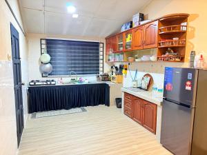 Kuchyň nebo kuchyňský kout v ubytování Qeens Homestay kuantan