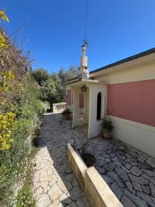 een klein gebouw met daarop een kleine toren bij Seaside Jungle Retreat in Nice +14 foto's