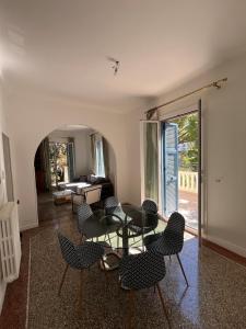 een woonkamer met stoelen en een tafel en een bank bij Seaside Jungle Retreat in Nice