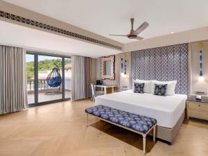 Grand Mercure Goa Candolim - An Accor Hotels Brand客房内的一张或多张床位