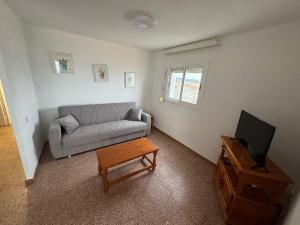 Μια τηλεόραση ή/και κέντρο ψυχαγωγίας στο Apartamento con vistas al mar! Comaruga
