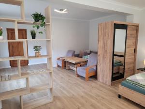 salon ze stołem i jadalnią w obiekcie Dom Aptekarza w Ustce