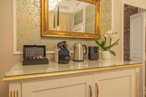 Príslušenstvo na prípravu kávy alebo čaju v ubytovaní Palazzo Monga Boutique Guesthouse