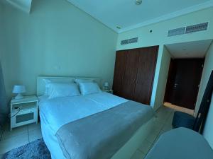 Lake View 1br apartment JLT 1 min to metro房間的床