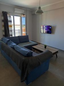 TV a/nebo společenská místnost v ubytování SPΛCES PYLOS Apartments