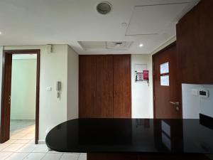Kitchen o kitchenette sa Lake View 1br apartment JLT 1 min to metro