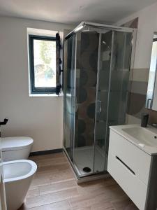 Un baño con ducha, inodoro y lavabo. en villa Macari, en San Vito lo Capo