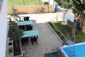 Bazén v ubytování Baza Hostel - Swimming Pool nebo v jeho okolí