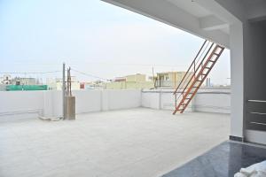 een ladder die op een dak staat bij AVO Nest Kondapur - 1 BHK Fully Furnished Penthouse #601 in Kondapur