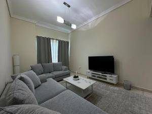 TV at/o entertainment center sa Lake View 1br apartment JLT 1 min to metro