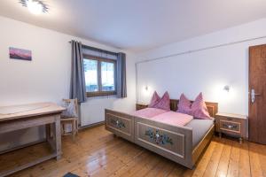 Łóżko lub łóżka w pokoju w obiekcie Berggasthof Biberg