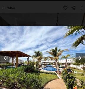 una imagen de un complejo con piscina y palmeras en Casa Privada Almarena, en Mazatlán