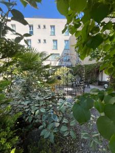 Zahrada ubytování Logis Hôtel Victor Hugo & Spa