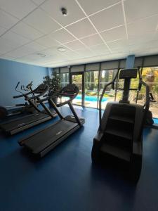 Fitness centrum a/nebo fitness zařízení v ubytování Logis Hôtel Victor Hugo & Spa