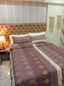 Ένα ή περισσότερα κρεβάτια σε δωμάτιο στο Whispering Woods - 2bed 2bath Lush Lakeside Condo