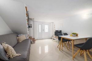 salon z kanapą i stołem w obiekcie Apartment Katalin Kornić w mieście Kornić