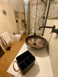 A bathroom at La Dimora di Andromeda