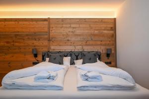 A bed or beds in a room at Domizil Thirteen - Sauna and glacier view