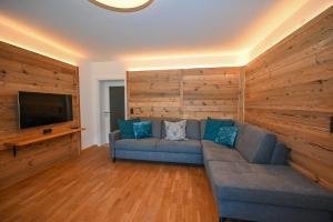 A television and/or entertainment centre at Domizil Thirteen - Sauna and glacier view