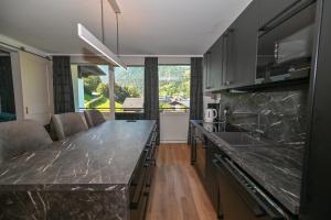 A kitchen or kitchenette at Domizil Thirteen - Sauna and glacier view