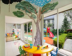 una camera con un murale sull'albero di Sheraton Bandung Hotel & Towers a Bandung