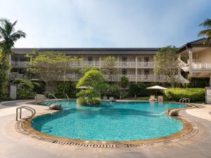 una grande piscina di fronte a un edificio di Sheraton Bandung Hotel & Towers a Bandung Altre 37 foto